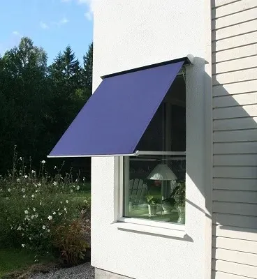 Mörkblå fönstermarkis på en vit putsad fasad