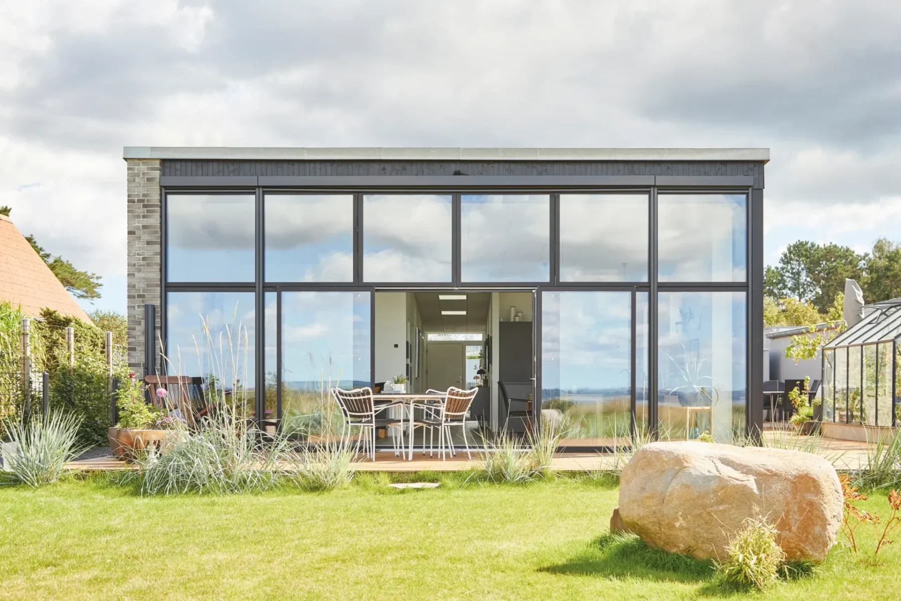 Villa med glasfasad och zipscreens helt uppdragna