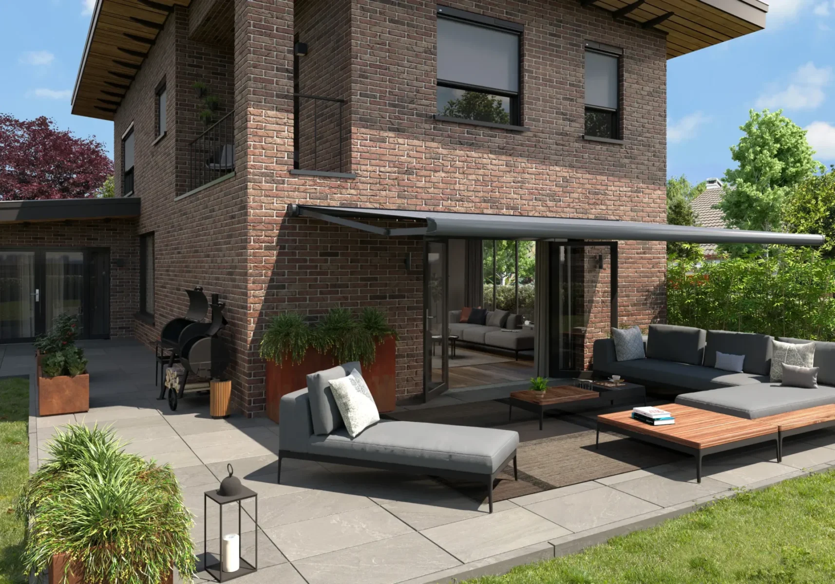 Tegelvilla med terrassmarkis över uteplatsen och zipscreens i fönstren