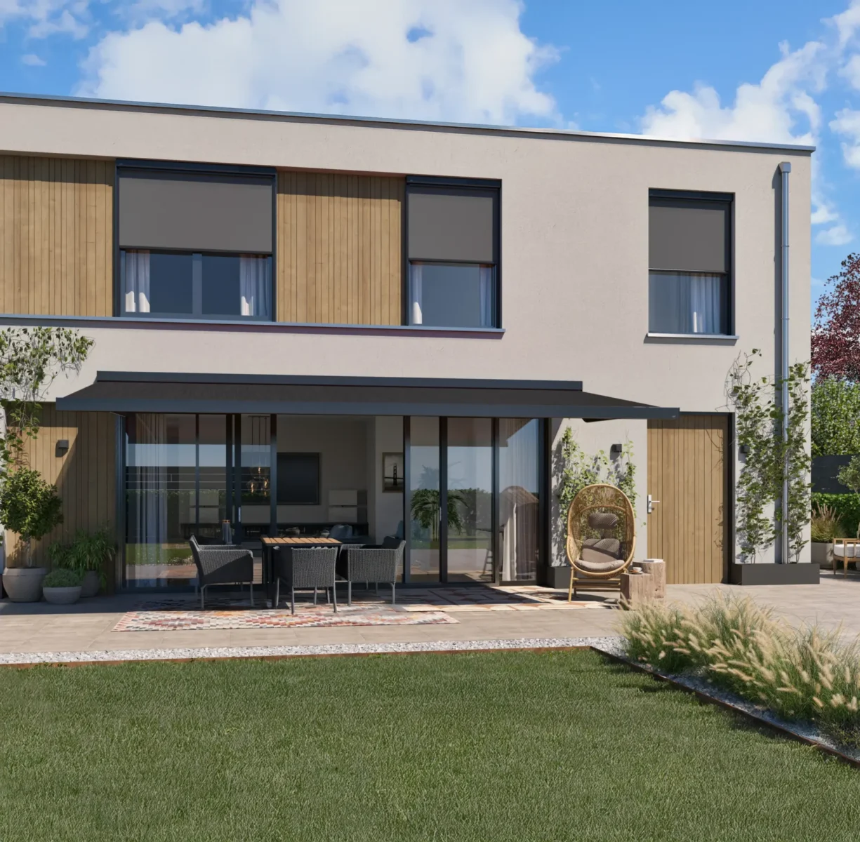 Villa med mörk terrassmarkis över uteplatsen och zipscreens i fönstren på övervåningen